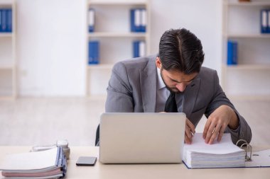 Ofiste çalışan genç bir erkek.