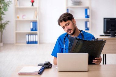 Klinikte çalışan genç bir erkek radyolog.