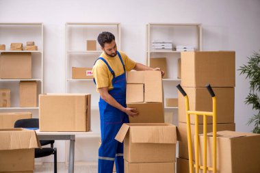 Genç erkek müteahhit evde yer değiştiriyor.