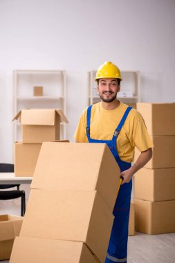 Genç erkek müteahhit evde yer değiştiriyor.