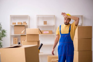 Genç erkek müteahhit evde yer değiştiriyor.