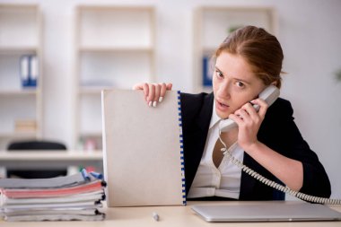 Ofiste çalışan genç bir bayan işçi.