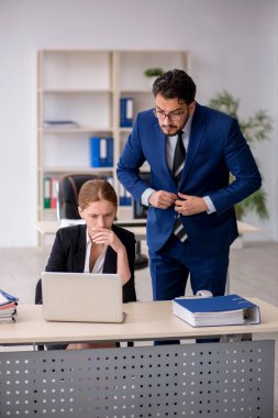 Ofiste çalışan iki meslektaşım.