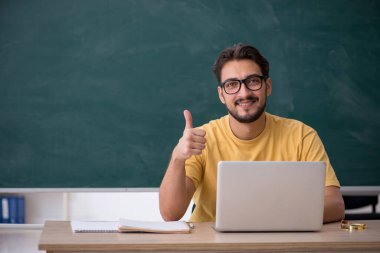 Telekulasyon konseptinde genç bir erkek öğrenci.