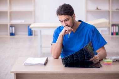 Klinikte çalışan genç bir erkek radyolog.