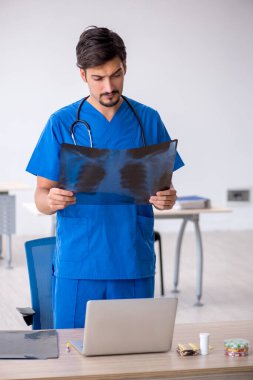 Klinikte çalışan genç bir erkek radyolog.