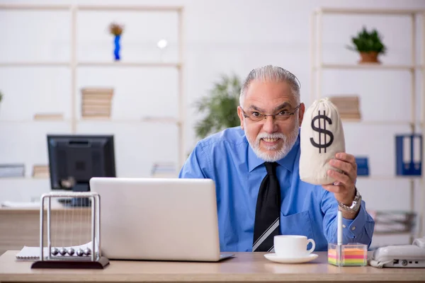 Antiguo empleado masculino en concepto de remuneración — Foto de Stock