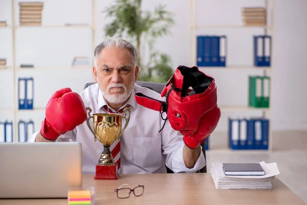 Alter männlicher Angestellter-Boxer erhält goldenen Pokal — Stockfoto