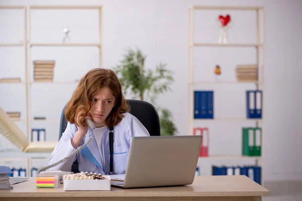 Jonge vrouwelijke arts aan het werk in de kliniek — Stockfoto