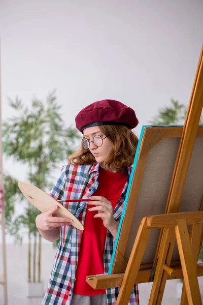 Giovane ragazza godendo la pittura a casa — Foto Stock