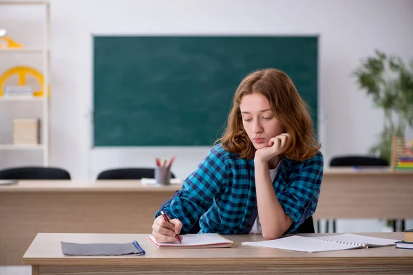 Jonge vrouwelijke student bereidt zich voor op examen in de klas — Stockfoto