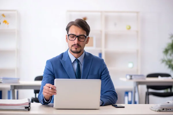 Jonge mannelijke werknemer werkzaam in het kantoor — Stockfoto