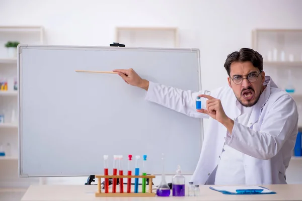 Joven químico masculino trabajando en el laboratorio — Foto de Stock