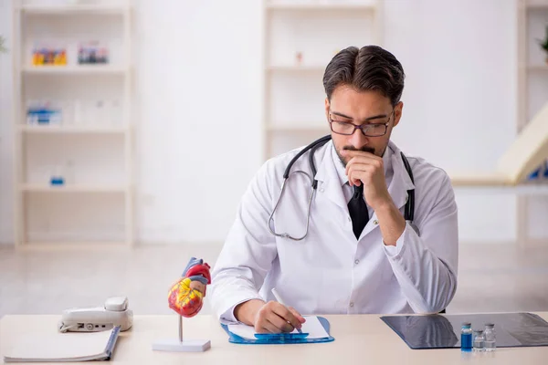 Junger Kardiologe arbeitet in der Klinik — Stockfoto