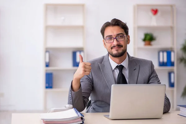 Joven empleado masculino que trabaja en la oficina — Foto de Stock