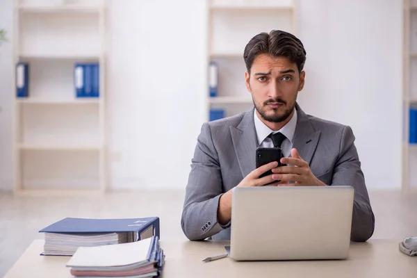 Young male employee working in the office — Stock Photo, Image