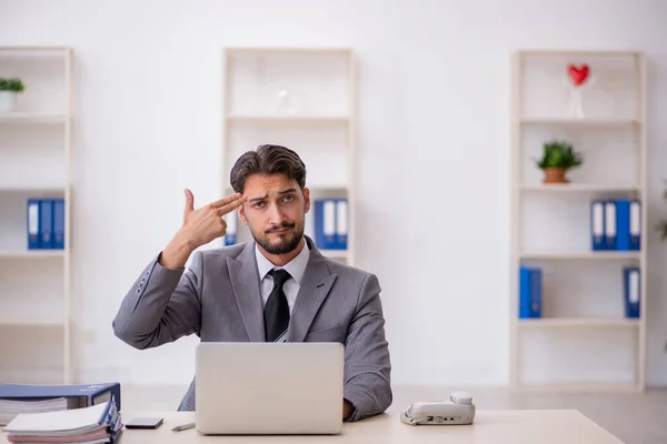 Junge männliche Angestellte im Büro — Stockfoto