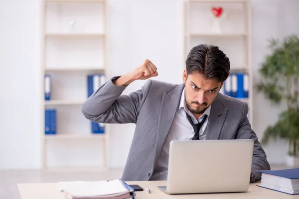 Joven empleado masculino que trabaja en la oficina —  Fotos de Stock