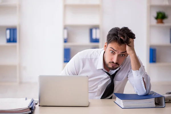 Junge männliche Angestellte im Büro — Stockfoto