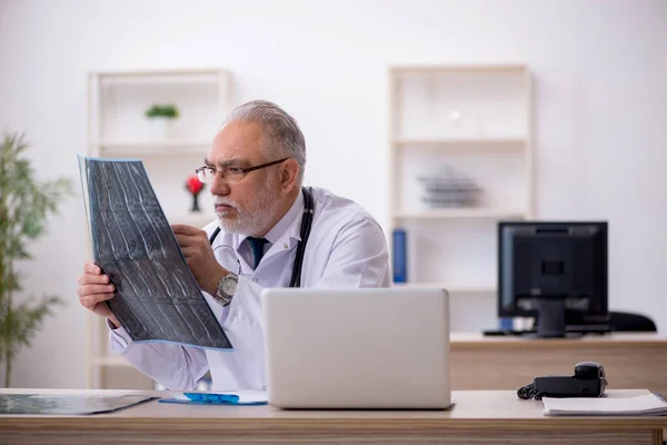 Starý lékař radiolog pracující na klinice — Stock fotografie