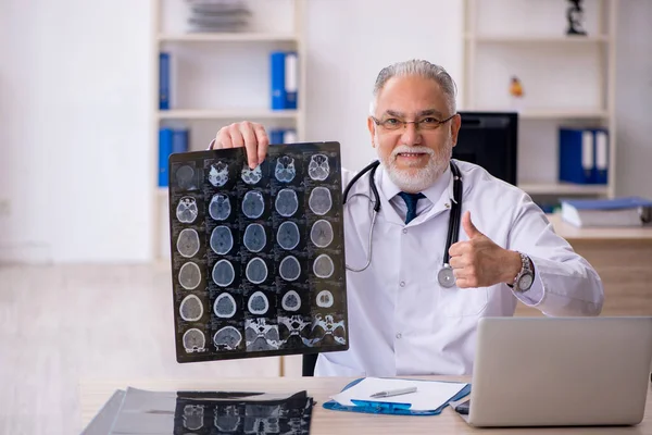 Alter Arzt Radiologe arbeitet in der Klinik — Stockfoto