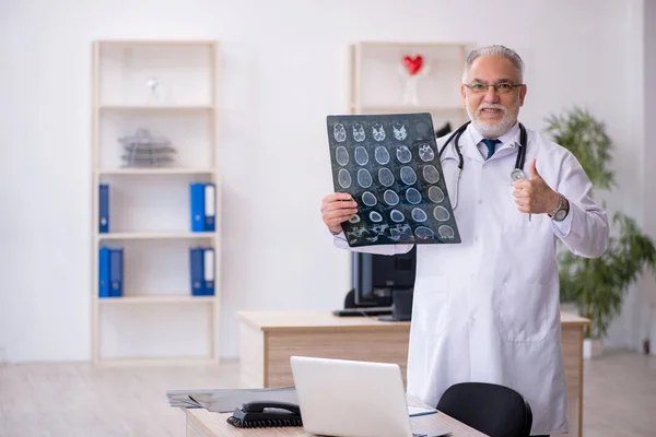 Velho médico radiologista trabalhando na clínica — Fotografia de Stock