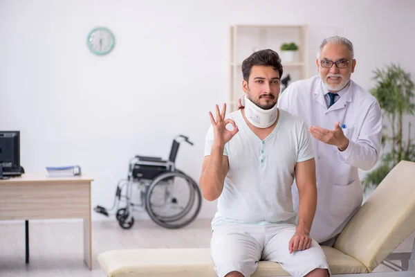 Junge am Hals verletzte Patientin besucht alten Arzt — Stockfoto