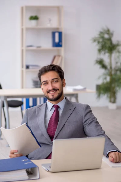 Jonge mannelijke werknemer werkzaam in het kantoor — Stockfoto