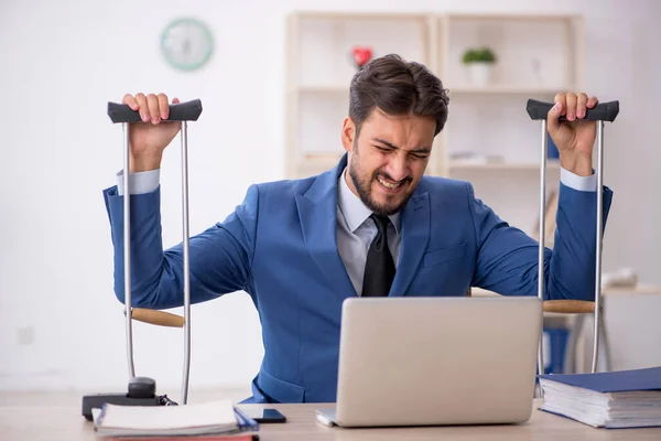 Jovem trabalhador masculino após acidente no local de trabalho — Fotografia de Stock