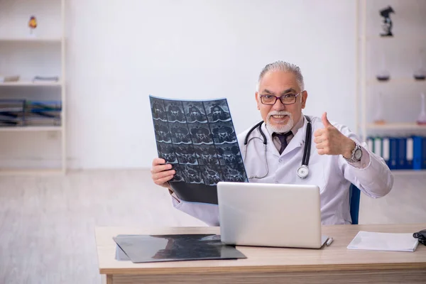 在医院工作的老年男性放射科医生 — 图库照片