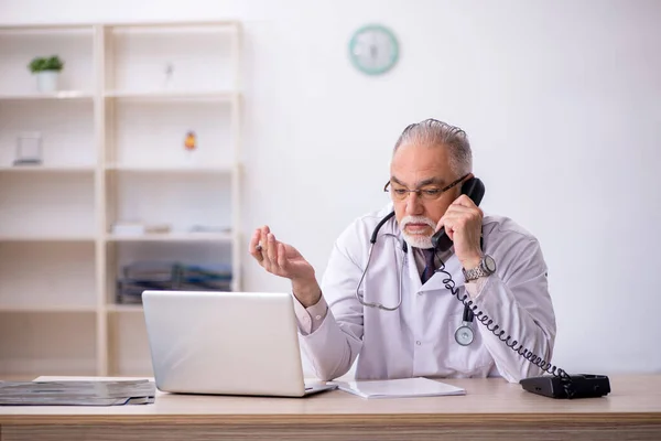 Hastanede çalışan yaşlı erkek doktor. — Stok fotoğraf