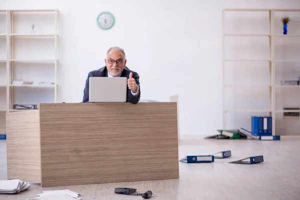 Velho empregado do sexo masculino trabalhando horas extras no escritório — Fotografia de Stock