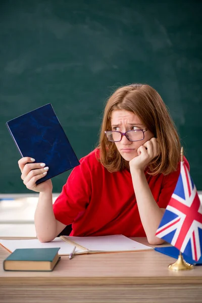 Jonge vrouwelijke student bereidt zich voor op examens in de klas — Stockfoto