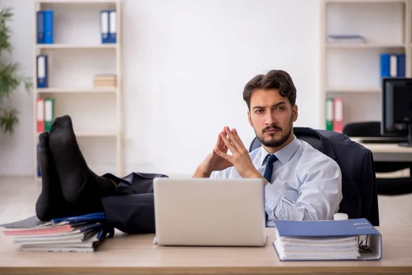 Jonge mannelijke werknemer werkzaam in het kantoor — Stockfoto