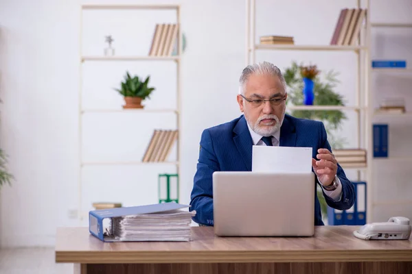 Viejo empleado que trabaja en la oficina — Foto de Stock