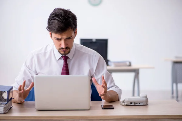 Joven empleado masculino que trabaja en la oficina — Foto de Stock