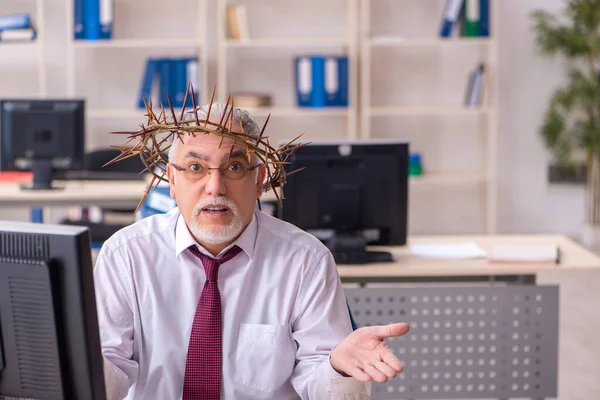 Vieil employé masculin portant une couronne de piquants sur la tête — Photo