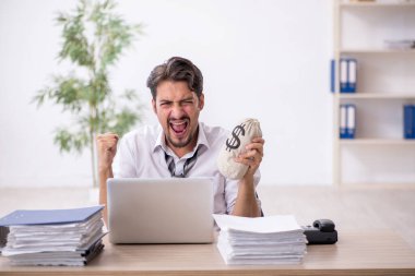 Maaş konseptinde çalışan genç bir erkek.