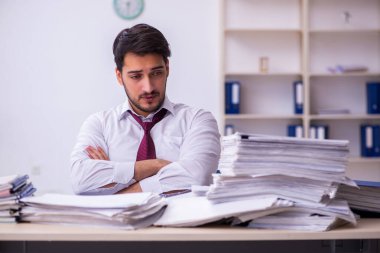 Genç işadamı ofisteki aşırı işten memnun değil.