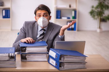 Salgın sırasında iş yerinde çalışan genç erkek çalışanlar