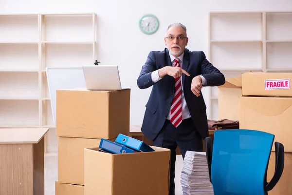 Velho empresário empregado no conceito de realocação — Fotografia de Stock