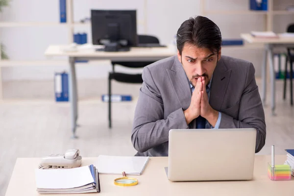 Joven empleado masculino que trabaja en la oficina — Foto de Stock