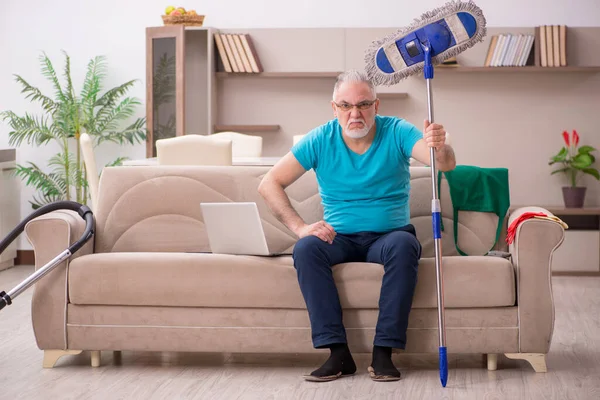 Viejo limpiando la casa — Foto de Stock