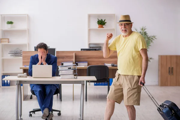 Vecchio capo e giovane dipendente maschile nel concetto di vacanza estiva — Foto Stock