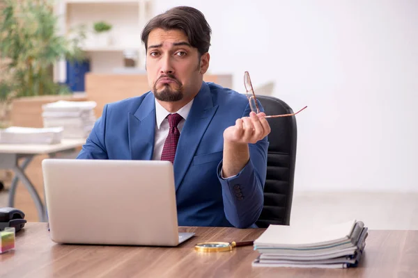 Jonge mannelijke werknemer op de werkplek — Stockfoto