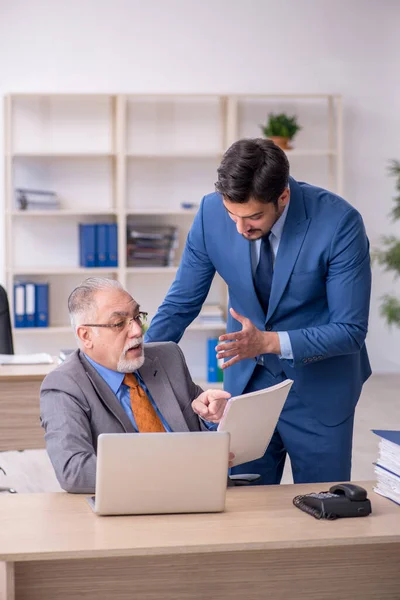 Twee collega 's die op kantoor werken — Stockfoto