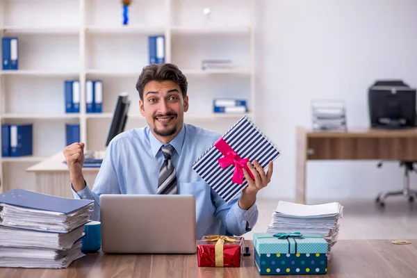 Jeune employé masculin célébrant son anniversaire sur le lieu de travail — Photo