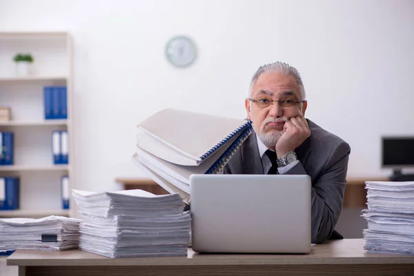 Gammal manlig anställd missnöjd med överdrivet arbete på kontoret — Stockfoto