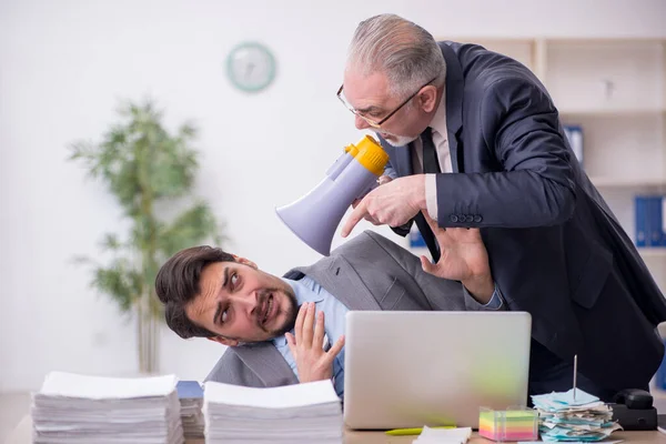 Deux employés masculins dans le concept de l'intimidation — Photo