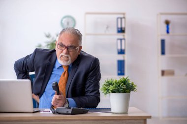 Ofiste çalışan eski patron.